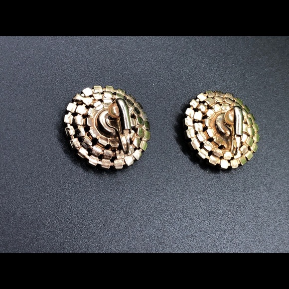 Vintage clip on gold tone cluster earrings - Picture 6 of 8